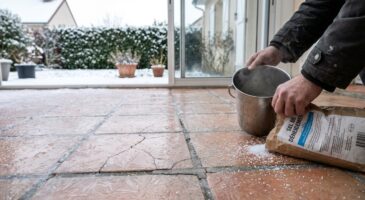 Terrasse gelée : ne faites plus cette erreur pour enlever le verglas, vous risquez de la refaire au printemps