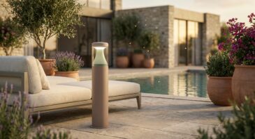 Voici la borne anti-moustiques Fermob qui va sauver vos soirées d&rsquo;été sans ruiner votre déco de terrasse