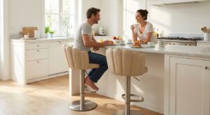 À 94 € le lot, ces tabourets de bar métamorphosent la cuisine sans travaux et règlent un souci que tout le monde a