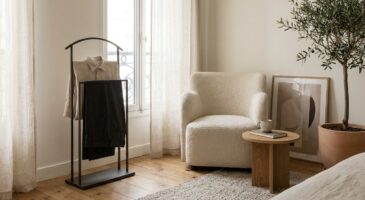 Adieu la chaise fourre-tout : cette trouvaille design range vos vêtements du jour en 30 secondes chrono