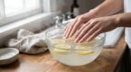 Adieu le dissolvant chimique : cette astuce de cuisine toute simple sauve mes ongles depuis des mois