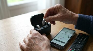 Appareils auditifs rechargeables : ces 3 critères à vérifier absolument avant de signer chez l’audioprothésiste