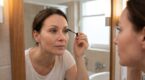 Après 40 ans, cette astuce mascara méconnue allonge vos cils naturellement et vous évite l&rsquo;erreur qui plombe le regard