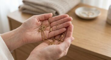 Bijoux fantaisie qui cassent sans arrêt : ce minuscule détail que vous négligez les condamne en quelques semaines