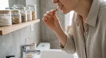 Brosse à dents : cette racine de fleur très commune pourrait tout changer, et vous l&rsquo;ignorez encore
