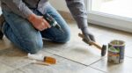 Carrelage qui sonne creux : ne cassez rien avant d&rsquo;avoir testé cette technique de pro pour le recoller