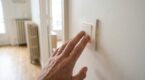 Ce grésillement dans votre interrupteur n’a rien d’anodin : le geste immédiat à faire pour éviter l’incendie