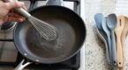 Cet ustensile en métal que vous utilisez chaque jour détruit vos poêles en téflon sans que vous le sachiez