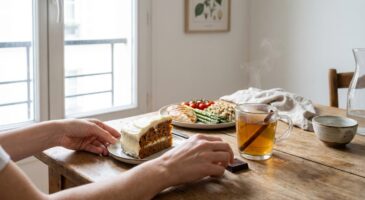 Cette erreur à table vous condamne au dessert à chaque repas : les nutritionnistes la corrigent avec ces gestes simples