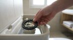 Chasse d’eau qui fuit : arrêtez de changer le mécanisme, cette pièce cachée à 5 € suffit à sauver votre facture d’eau