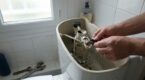 Chasse d’eau qui fuit : inutile de changer tout le mécanisme, ce petit joint caché fait exploser votre facture d’eau