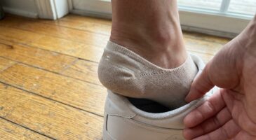 Chaussettes qui glissent dans les baskets : ce minuscule détail caché au talon qui règle enfin le problème pour de bon