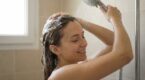 Cheveux gras en 24 h : j’ai arrêté cette erreur sous la douche, depuis mes racines tiennent plusieurs jours