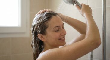 Cheveux gras en 24 h : j’ai arrêté cette erreur sous la douche, depuis mes racines tiennent plusieurs jours