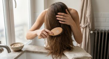 Cheveux gras : j&rsquo;ai arrêté le shampoing tous les jours, ce geste avec une brosse naturelle espace enfin les lavages