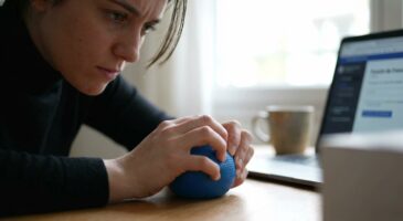 Cheveux gras : si vos racines regraissent à vue d’œil, arrêtez tout de suite ce réflexe avec vos mains