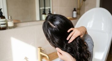 Cheveux gras : voici le geste avec cette brosse avant le shampoing qui les garde propres 3 jours de plus sans effort