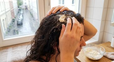 Cheveux mousseux sous la pluie ? Cette pâte à base de cet ingrédient de cuisine dompte les frisottis sans fer à lisser