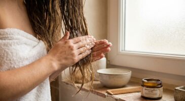Cheveux ternes : arrêtez les masques hors de prix, ce féculent les rend ultra brillants pour quelques centimes