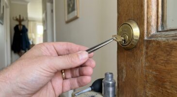 Clé cassée dans la serrure : ce geste réflexe détruit le cylindre, la vraie méthode des pros surprend