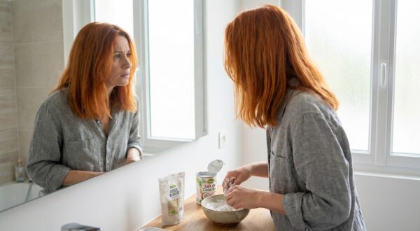 Coloration ratée ou henné trop vif : ne touchez plus à vos cheveux avant d&rsquo;avoir testé ce masque maison miracle