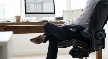 Coup de barre de l’après-midi : arrêtez d’accuser la digestion, c’est ce geste sous le bureau qui vous épuise