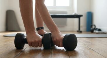 Douleurs aux poignets dès la 10e pompe ? Ce geste inspiré de David Beckham change tout pour vos séries