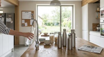 En 2026, les packs d’eau en plastique désertent les rayons : cette alternative quasi gratuite allège votre budget