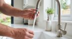 Facture d’eau qui explose : sans ce petit embout à 5 € sur vos robinets, vous jetez 60 % de votre argent