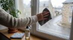 Fenêtres embuées tous les matins ? Ce mélange à 2 ingrédients stoppe la condensation et évite les moisissures cet hiver