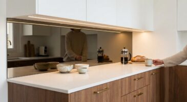 Fini le carrelage métro : impossible de rester neutre face à cette crédence sombre qui envahit les cuisines