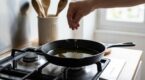 Fini le couvercle anti-projections : ce geste à 1 centime avant l’huile chaude vous évite les brûlures
