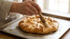 Fond de tarte tout mou : cette étape express que tous les chefs font en 2 minutes évite la catastrophe