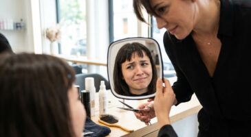Frange : ces 7 erreurs que ma coiffeuse m&rsquo;a interdites expliquent pourquoi la vôtre durcit autant vos traits