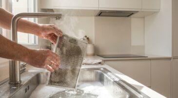 Hotte de cuisine bruyante et qui n’aspire plus ? Cette routine tous les 2 mois évite odeurs, gras et gros ennuis