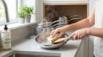 Inox qui colle et ternit : arrêtez immédiatement ces réflexes, ce simple rituel peut sauver vos poêles 10 ans de plus