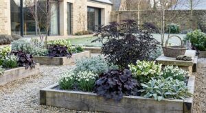 Jardin noir : cette tendance bluffe les paysagistes et cache des bienfaits que personne n&rsquo;attendait au jardin
