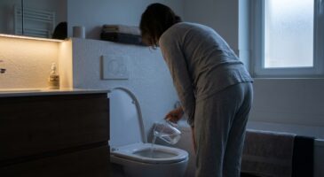 Je laisse agir toute la nuit : ce simple ingrédient ménager garde mes toilettes blanches sans effort