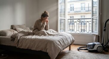 « Je me réveillais épuisée chaque matin » : ce rituel méconnu en 3 gestes dans la chambre a tout changé cet hiver
