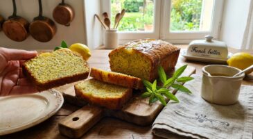« Je ne comprends pas » : ce cake citron-pavot si moelleux affole les invités grâce à un geste à la sortie du four
