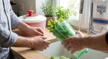 «Je ne comprends pas comment j’ai pu m’en passer» : cet accessoire IKEA à 3 € rend l’essoreuse à salade inutile
