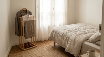 « Je n’imaginais pas gagner autant de place » : ce meuble ultra-malin remplace enfin la chaise fourre-tout de la chambre