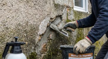 « Je n’utilise plus d’enduit classique » : ce mortier des maçons en 2026 évite la fissure qui réapparaît