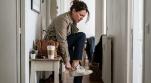 Je pensais bien faire : ce geste du matin ruine en silence vos chaussures, et vous le faites sûrement