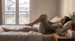 Mal de dos au réveil : ce geste de 30 secondes sous la couette change tout en une semaine seulement
