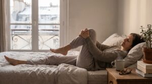 Mal de dos au réveil : ce geste de 30 secondes sous la couette change tout en une semaine seulement