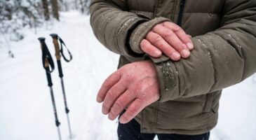 Marche en hiver : si vos mains gonflent et que vos bagues serrent, ce mécanisme caché s’emballe dans votre corps