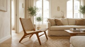 Miliboo : ce fauteuil tendance en teck à moins de 280 € donne à votre salon un look haut de gamme sans vous ruiner