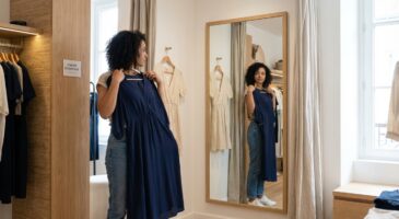 Moins d’1m60 : arrêtez de porter cette longueur de robe très tendance, elle vous tasse et ruine votre silhouette