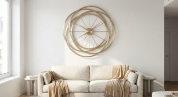Mur blanc trop froid ? Cette horloge dorée Maisons du Monde à moins de 30 € change l’ambiance en quelques secondes
